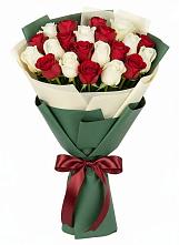 Букет Микс из красных и белых роз в Староминской