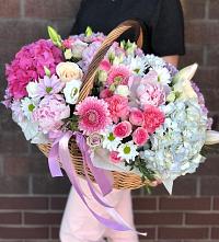 Цветочная композиция из Розы, Хризантемы, Пионы и Лизиантусы в корзине в Староминской