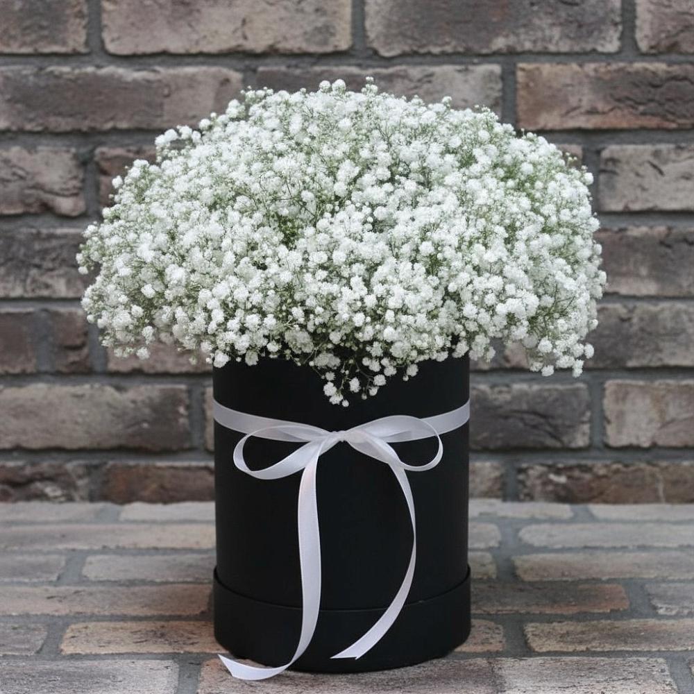 Цветочная композиция из Гипсофила в шляпной коробке в Староминской