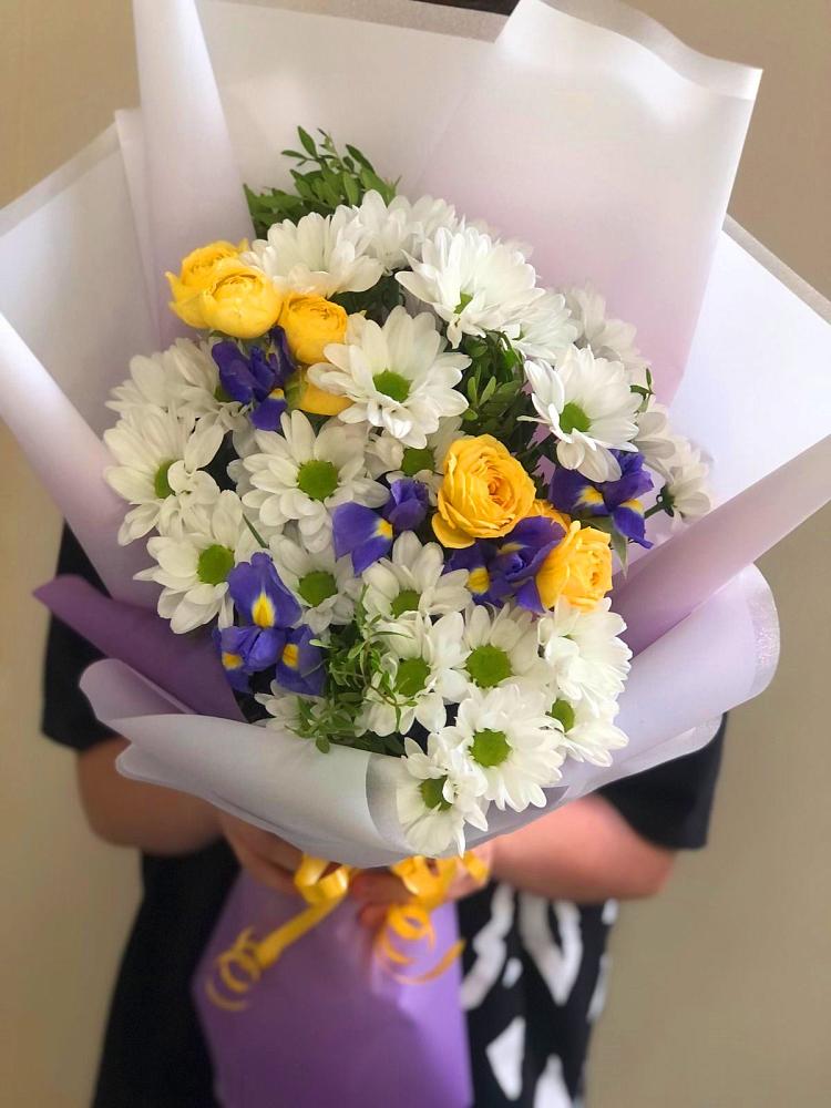Букет цветов из: Ирисы, Хризантемы и Розы в Староминской