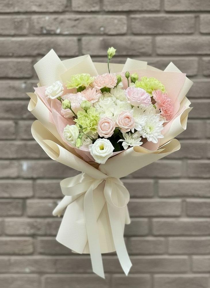 Букет цветов из: Гвоздики, Розы, Лизиантусы и Хризантемы в Староминской