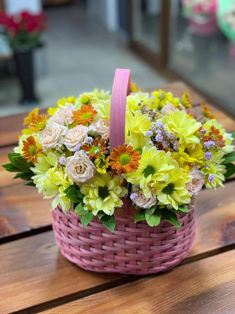 Цветочная композиция из Хризантемы и Розы в корзине в Староминской