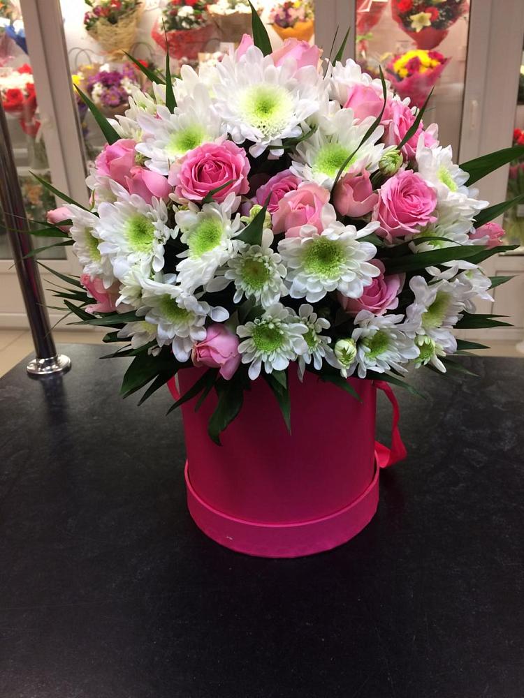 Цветочная композиция из Розы и Хризантемы в шляпной коробке в Староминской