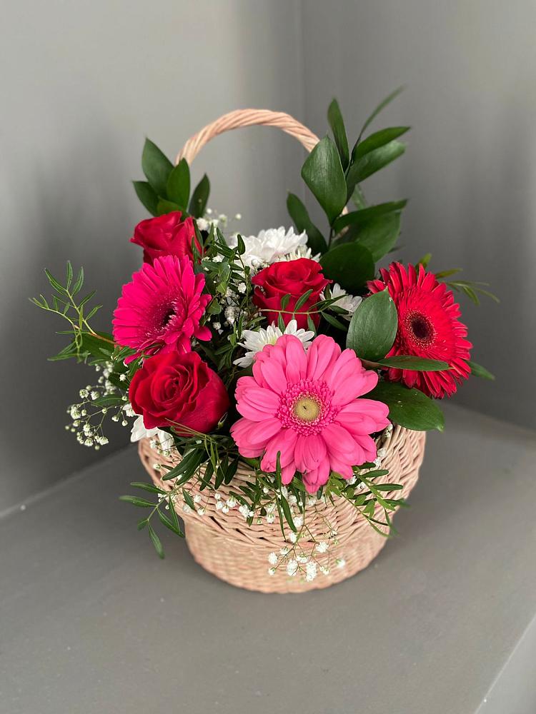 Цветочная композиция из Розы, Хризантемы и Герберы в корзине в Староминской