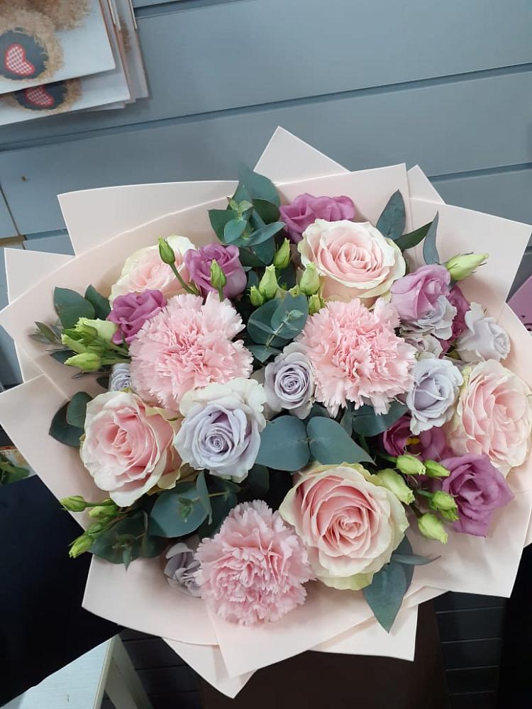 Букет цветов из: Розы, Гвоздики и Лизиантусы в Староминской