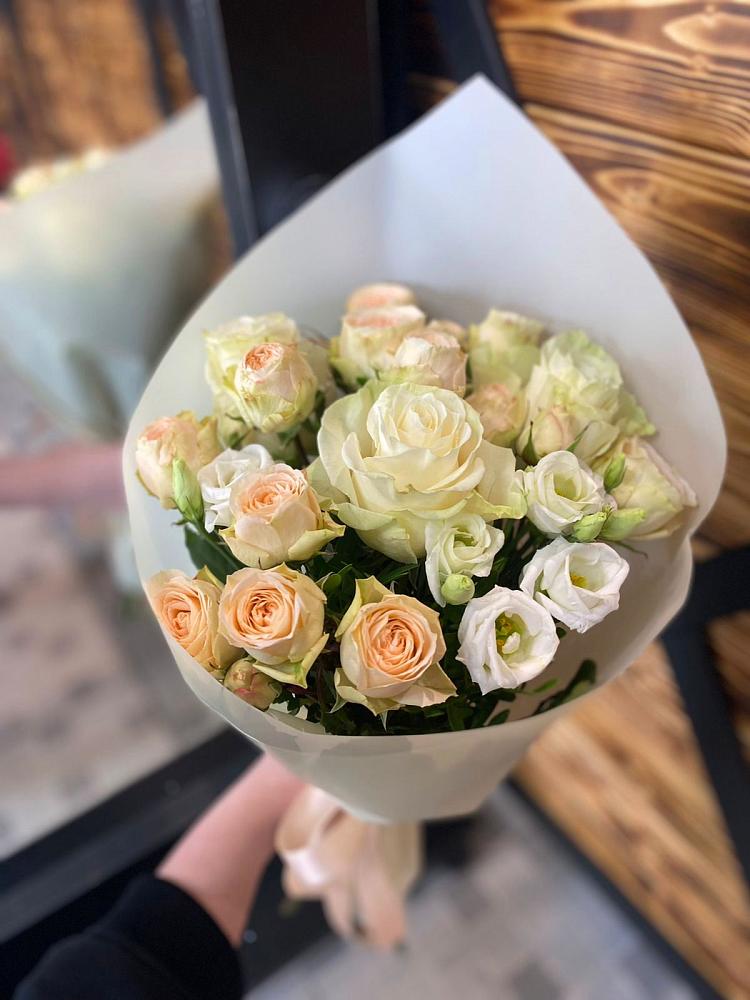 Букет цветов из: Розы и Лизиантусы в Староминской