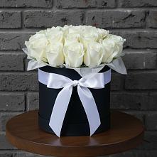 Цветочная композиция из Розы в шляпной коробке в Староминской